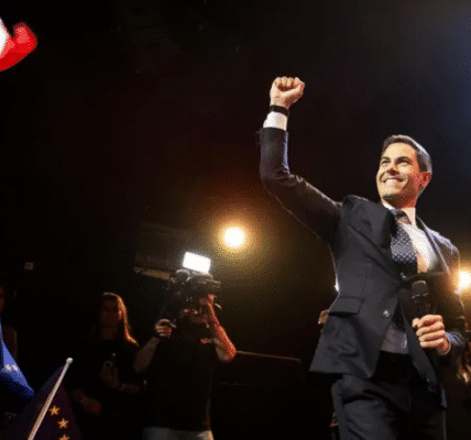 D66 supporters celebrating in Leiden as election results show strong performance.