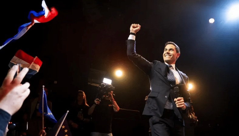 D66 supporters celebrating in Leiden as election results show strong performance.